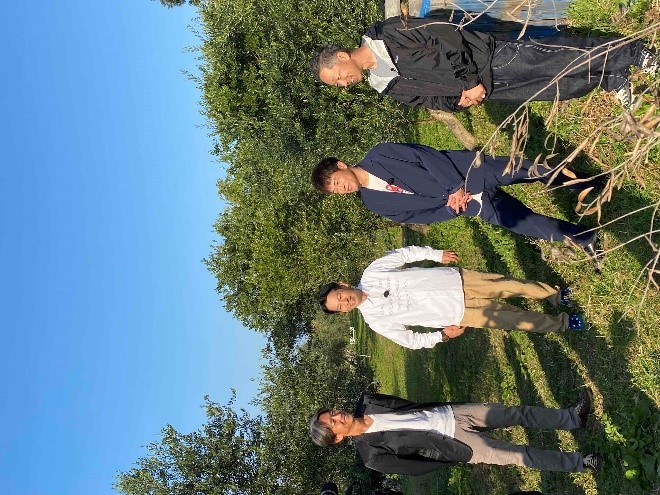 左から法務省職員、タケトさん、陣内智則さん、埼玉福興株式会社 新井社長