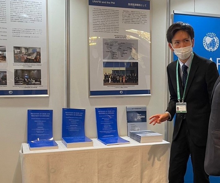 イベント展示ブースでのリソース・マテリアル・シリーズ配布の様子