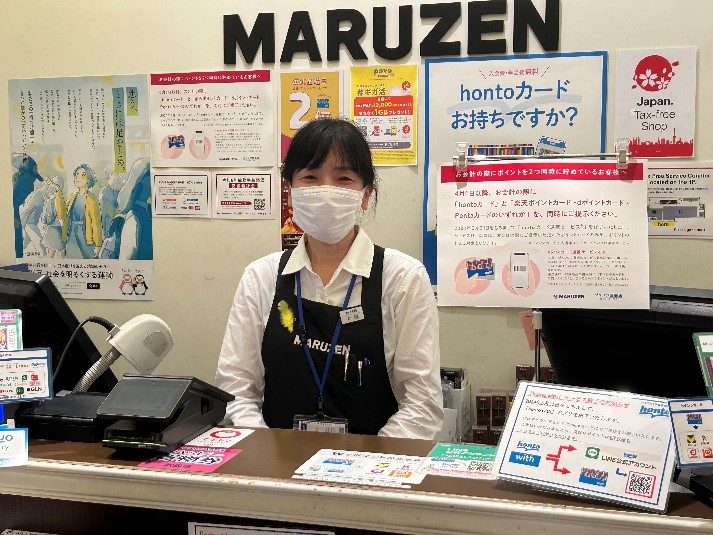 書店における広報の様子