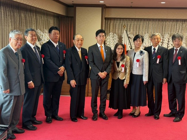 受賞者と牧原法務大臣(当時)(中央)