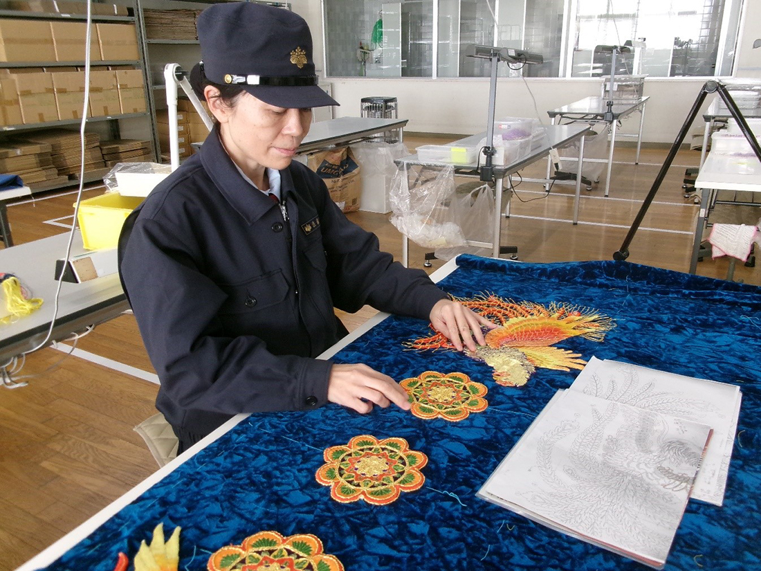 お寺からの依頼の横断幕(刺繍の構成には微細なところまで神経を使います。)