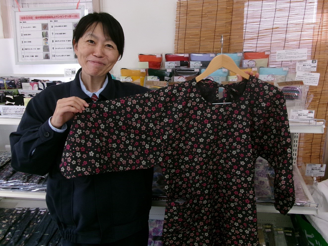 お客様に好評だった割烹着(製品を通して受刑者の心が届きました。)