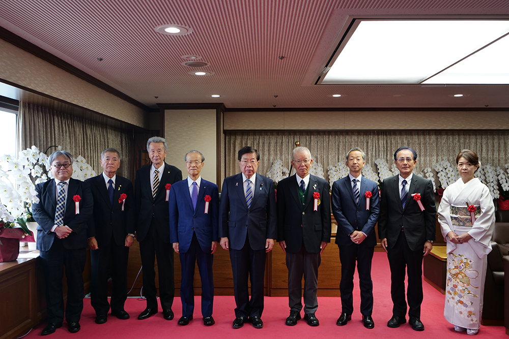 受賞者と平口法務大臣（中央）