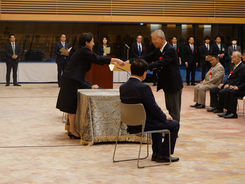 内田日出男様による代表受領の様子