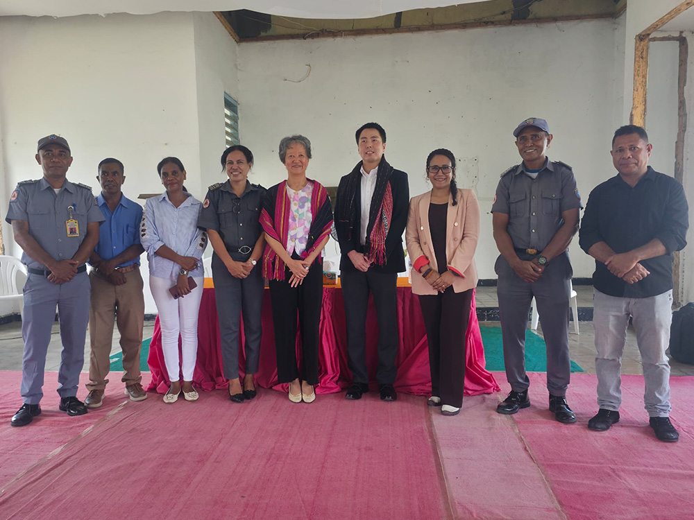 プログラム開発メンバー（修了式で来賓と）