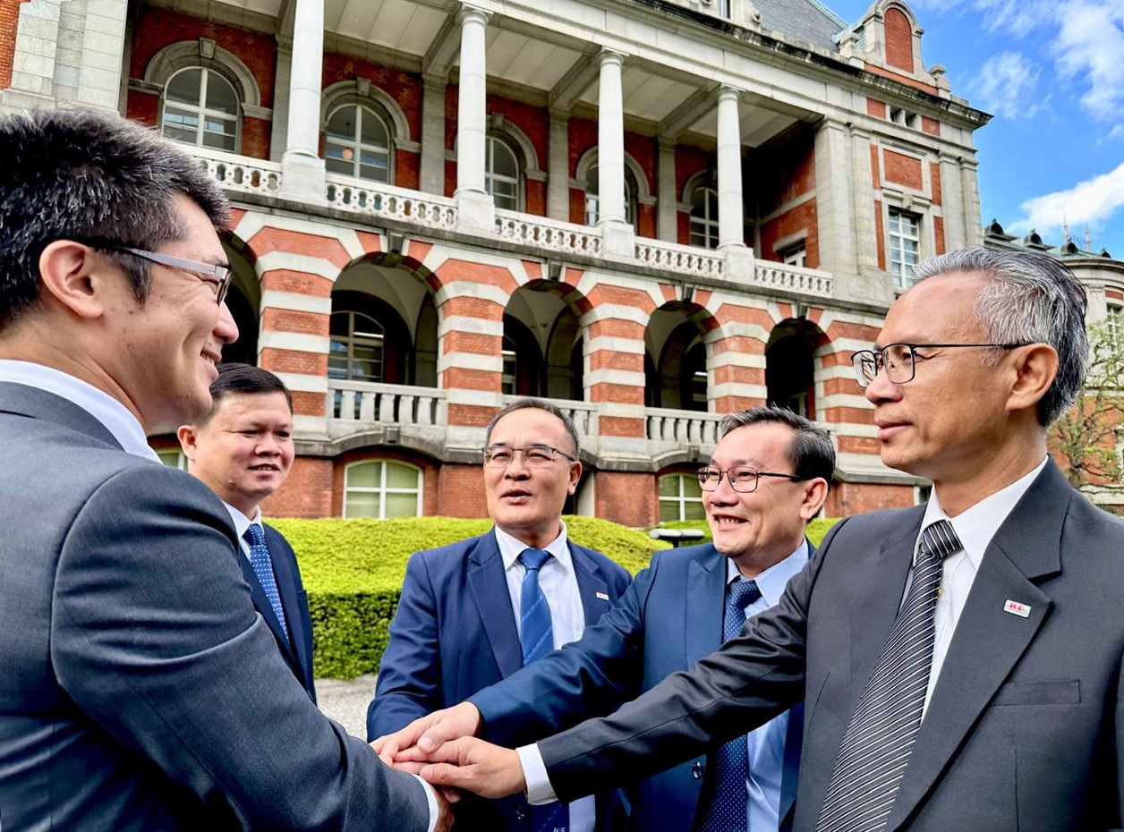 左から筆者、最高人民裁判所ブンクワン副長官、司法省ケッサナー副大臣、ラオス国立大学ウンラー副学長、最高人民検察院カムペット副長官