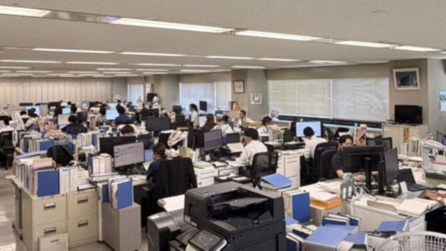 各予算係の執務室での様子