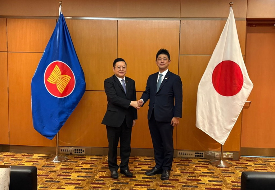 左：カオ・キムホンＡＳＥＡＮ事務総長、右：高村法務副大臣
