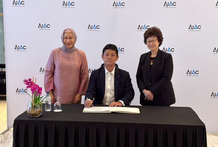 ＡＩＡＣ幹部と高村法務副大臣
