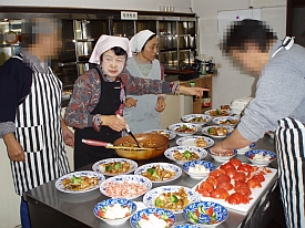 Making food under the guidance of local residents (Matsumoto Hogokai, Nagano Prefecture)