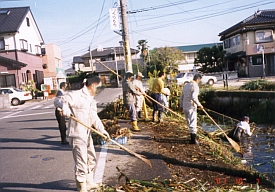 近隣住民と水路の清掃
（佐賀県恒産会）