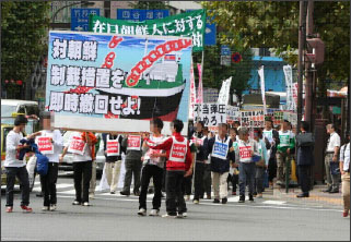 対北朝鮮措置の再延長に抗議するデモ行進（10月，東京）