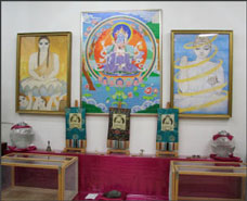 麻原の妻が原画を描いたとされる絵画（左右の絵）を掲げた祭壇（1月31日八潮大瀬施設立入検査）