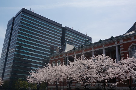 中央合同庁舎第6号館（左：法務省，右：検察庁）と赤れんが棟