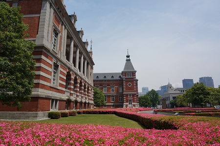 緑の芝とサツキツツジ　写真中央に法務史料展示室（一般公開）