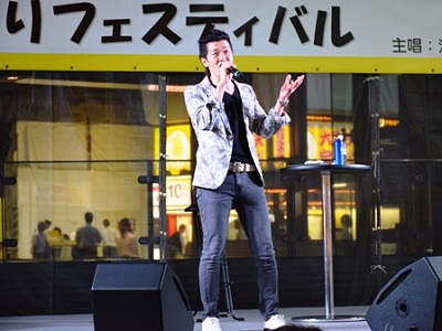 有楽町駅前に杉山裕太郎さんの歌声が響き渡る