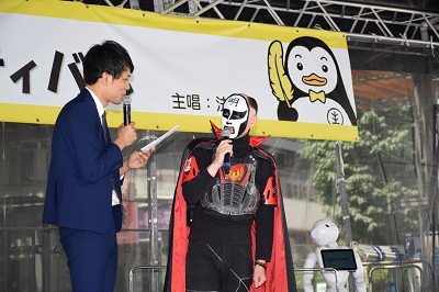 本作品に込めた思いを語る鉄拳さん(右)(左はMCの西島永悟さん)