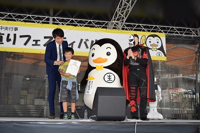 「ホゴちゃんのおえかきコーナー」に参加したお子さんが描いた作品を,鉄拳さんが講評するひとコマ