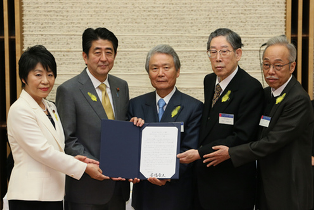 中央推進委員会で総理大臣メッセージを受け取る谷村さん