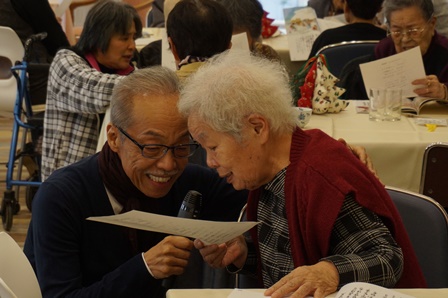 参加者全員で童謡「ふるさと」「いい日旅立ち」を合唱(谷村さんは一人一人の参加者に寄り添いながら合唱に参加してくださいました。)