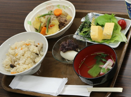 寮生や谷村さんのために,更生保護女性会の皆様が用意してくださった夕食