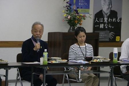 寮生に向けて激励の言葉を述べられる谷村さん