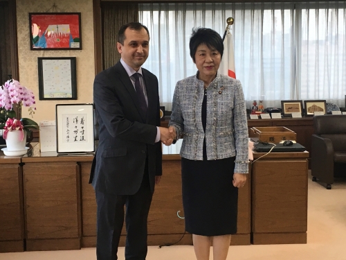 上川法務大臣が，ファジロフ駐日ウズベキスタン大使による表敬を受けました（４月１０日）。