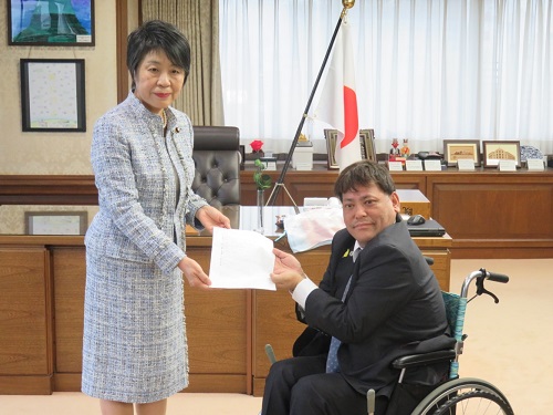 上川法務大臣が北洋建設株式会社代表取締役社長小澤輝真氏と面会しました。