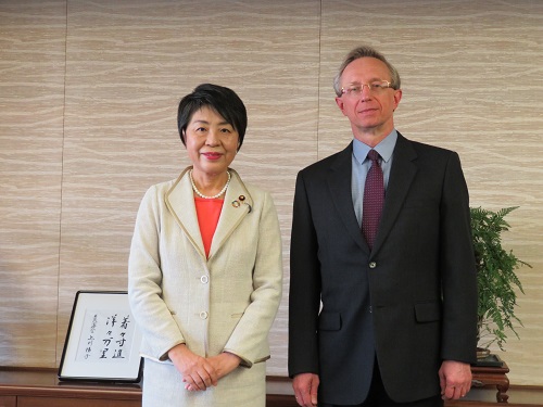 上川法務大臣が，ガルージン駐日ロシア大使による表敬を受けました（５月１５日）。