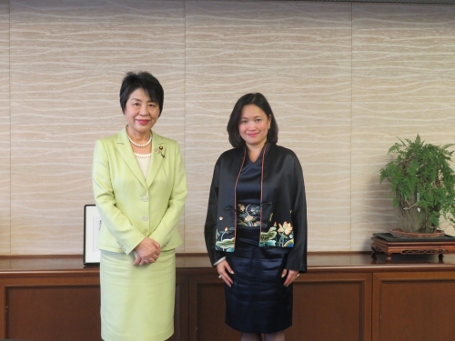 上川法務大臣が，加藤美和ＵＮＷｏｍｅｎアジア太平洋地域事務所長による表敬を受けました（５月２１日）。