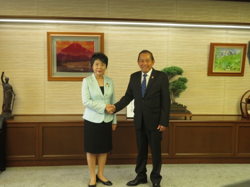 上川法務大臣が，チュオン・ホア・ビン副首相による表敬を受けました（６月１２日）。