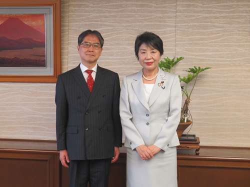 上川法務大臣が，東京大学岩澤雄司教授による表敬を受けました（６月２７日）。
