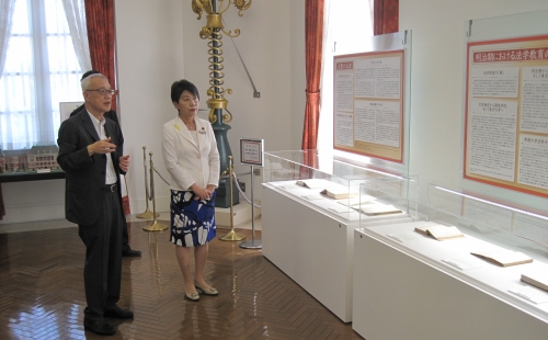 上川法務大臣が，法務史料展示室・メッセージギャラリーを視察しました（７月２日）。