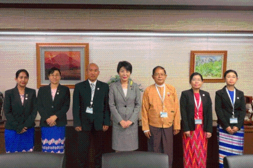 上川法務大臣が，ミャンマー連邦議会のラル・ミン・タン民族代表院議員及びエー・チュー人民民族議員らによる表敬を受けました（７月４日）。