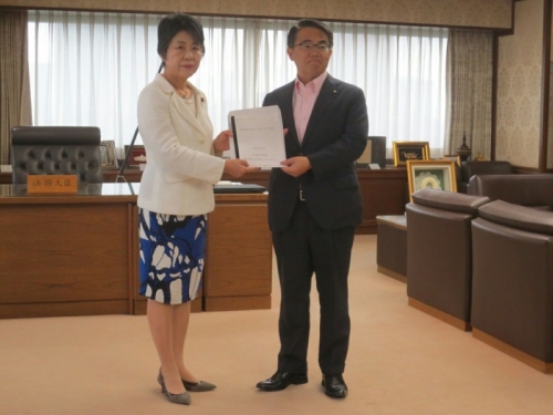 上川法務大臣が，全国知事会「新たな外国人材の受入れプロジェクトチーム」の大村愛知県知事による表敬を受けました（８月２９日）