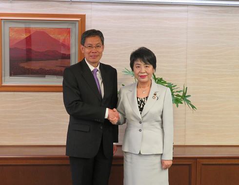 上川法務大臣が，ルイ・タックユー駐日シンガポール大使による表敬を受けました（９月４日）。