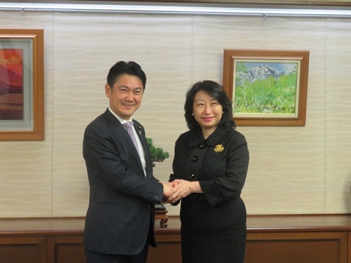 山下法務大臣が，テレサ・チェン香港法務長官による表敬を受けました（１１月１日）。