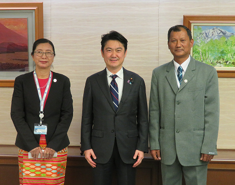 山下法務大臣が，ミャンマー連邦議会の議員らの表敬を受けました（１１月２１日）。