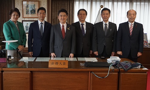 山下法務大臣が兵庫県議会議員及び神戸市議会議員の方々と面会しました。