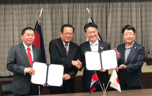 日本とカンボジア王国との間で特定技能外国人に係る協力覚書の署名式が行われました（平成３１年３月２５日）。
