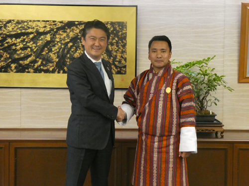 山下法務大臣が，ブータンのウゲン・ドルジ労働・人的資源大臣による表敬を受けました（平成３１年４月２３日）。