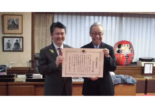 “社会を明るくする運動”フラッグアーティストである谷村新司氏に山下法務大臣から特別感謝状が贈呈されました（平成３１年４月２４日）。
