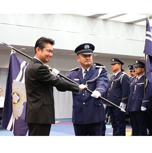 「法務省矯正局特別機動警備隊」の発足に伴い，山下法務大臣から特別機動警備隊隊長に対し，「指揮官旗」が授与されました。