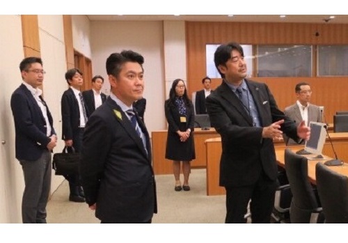 山下法務大臣が、国際仲裁活性化のための大阪中之島合同庁舎を活用したパイロットプロジェクトの様子を視察しました（７月３日）