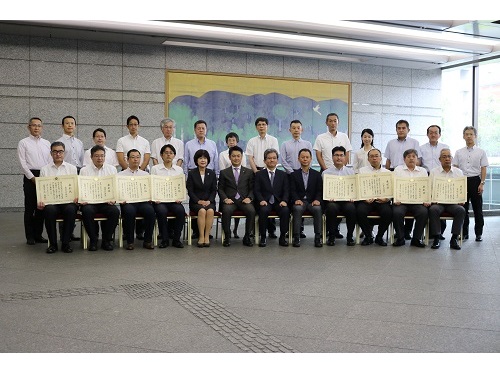 平成３０年度刑務作業表彰受賞施設表彰式及び令和元年度全国刑務所作業製品審査会入賞施設表彰式が行われました（令和元年９月３日）