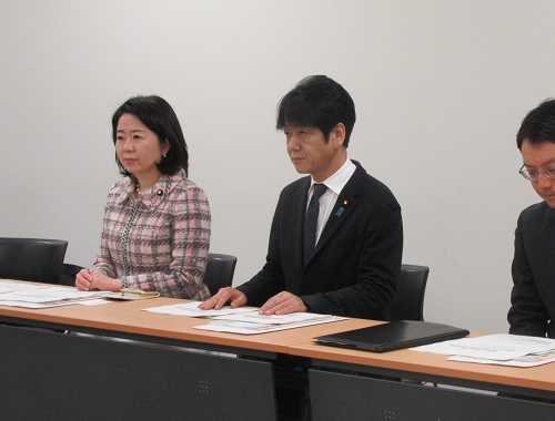 義家弘介法務副大臣及び「児童虐待とたたかう法務省プロジェクトチーム」の構成員が，東京都児童相談センターを視察しました（令和元年１２月２日（月））。