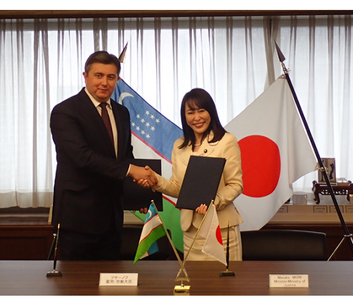 日本国とウズベキスタン共和国との間で特定技能外国人に係る協力覚書の署名式が行われました（令和元年１２月１７日）。