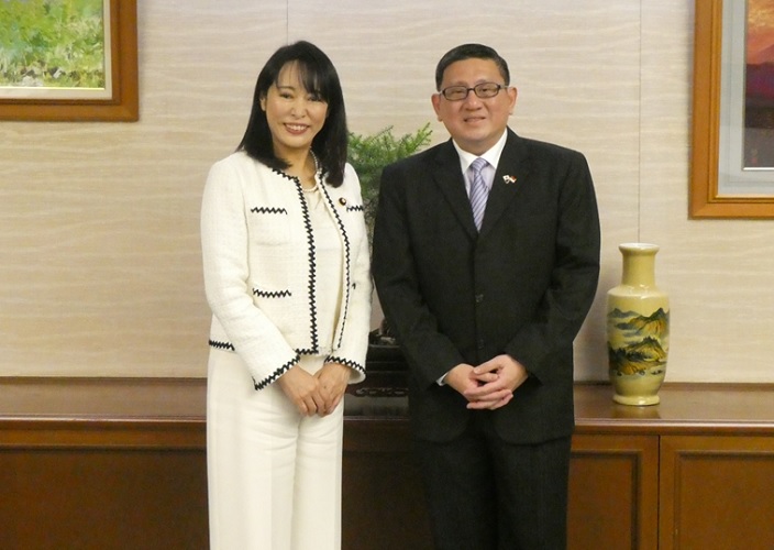 February 3, 2020 Justice Minister Received a Courtesy Call from Ambassador of Singapore to Japan
