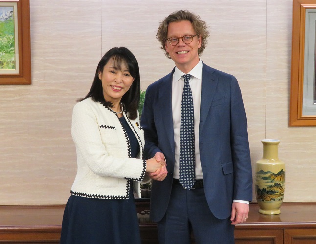 February 6, 2020 Justice Minister Received a Courtesy Call from Ambassador of Sweden to Japan