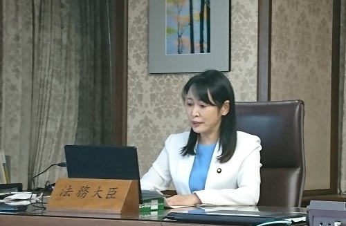 〈５月２９日（金）〉森まさこ法務大臣が，法務省職員に対して訓示を行いました。